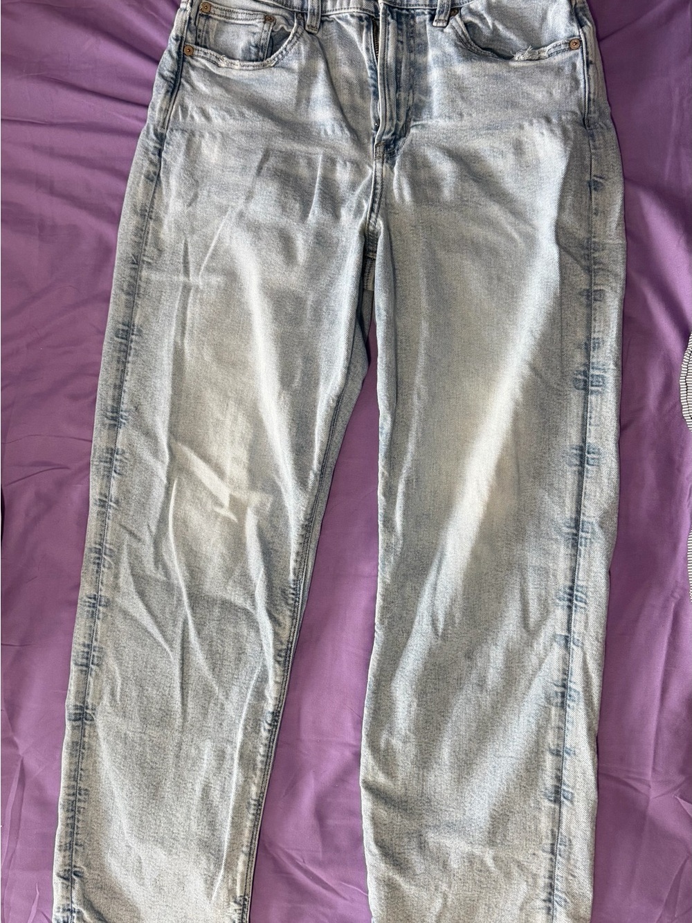 American Eagle Light Wash Women’s Jeans - Classic Straight Fit. Size 8